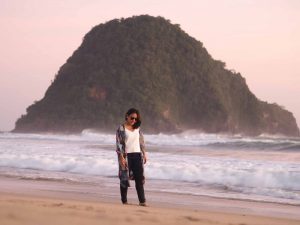 Pesona Wisata Pantai Pulau Merah Banyuwangi